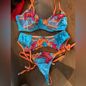 Rare / sold out Liliosa turquoise floral embroidered set NWOT - never been warn